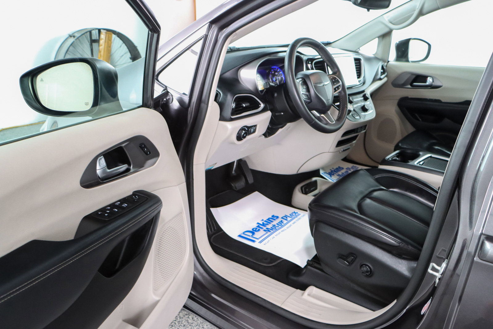 Used 2023 Chrysler Pacifica Touring-L image 3