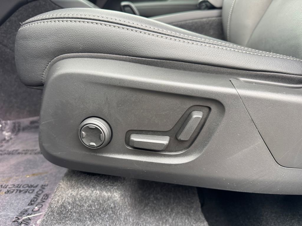 Certified 2025 Volvo XC40 B5 Core image 27