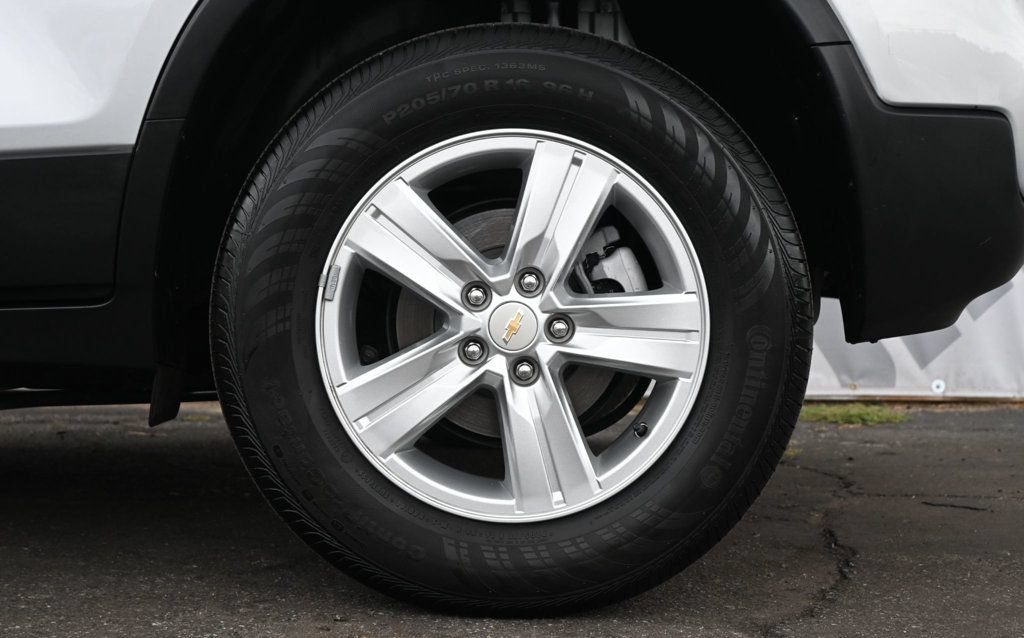 Used 2022 Chevrolet Trax LS w/ Tint and Cruise Package AWD/4WD image 7