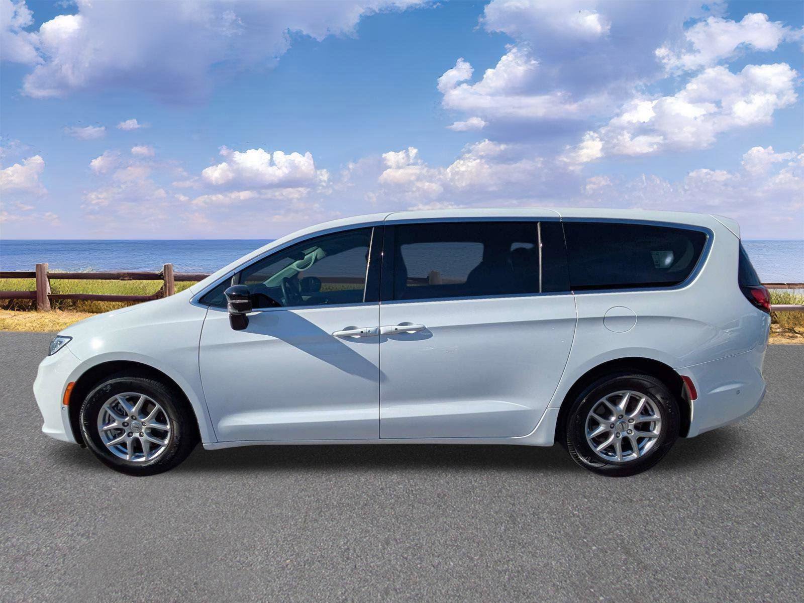 Used 2024 Chrysler Pacifica Touring-L image 5