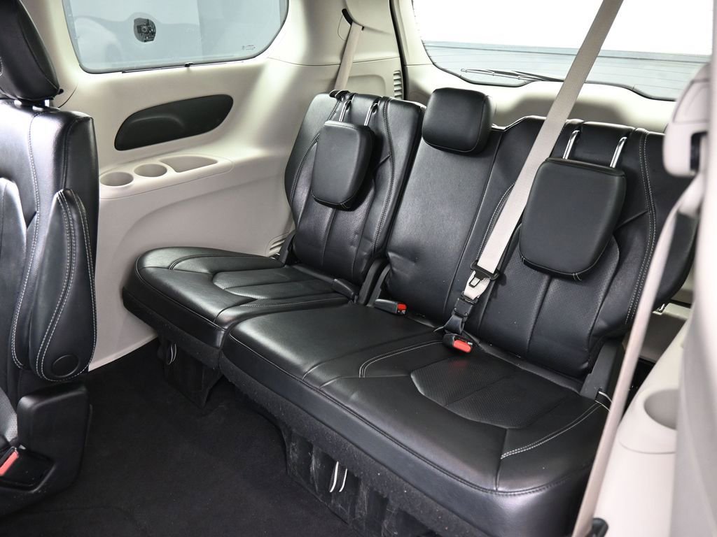 Used 2022 Chrysler Pacifica Touring-L image 13