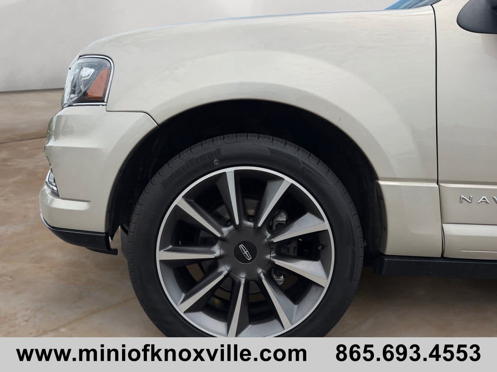 Used 2017 Lincoln Navigator Reserve AWD/4WD image 9