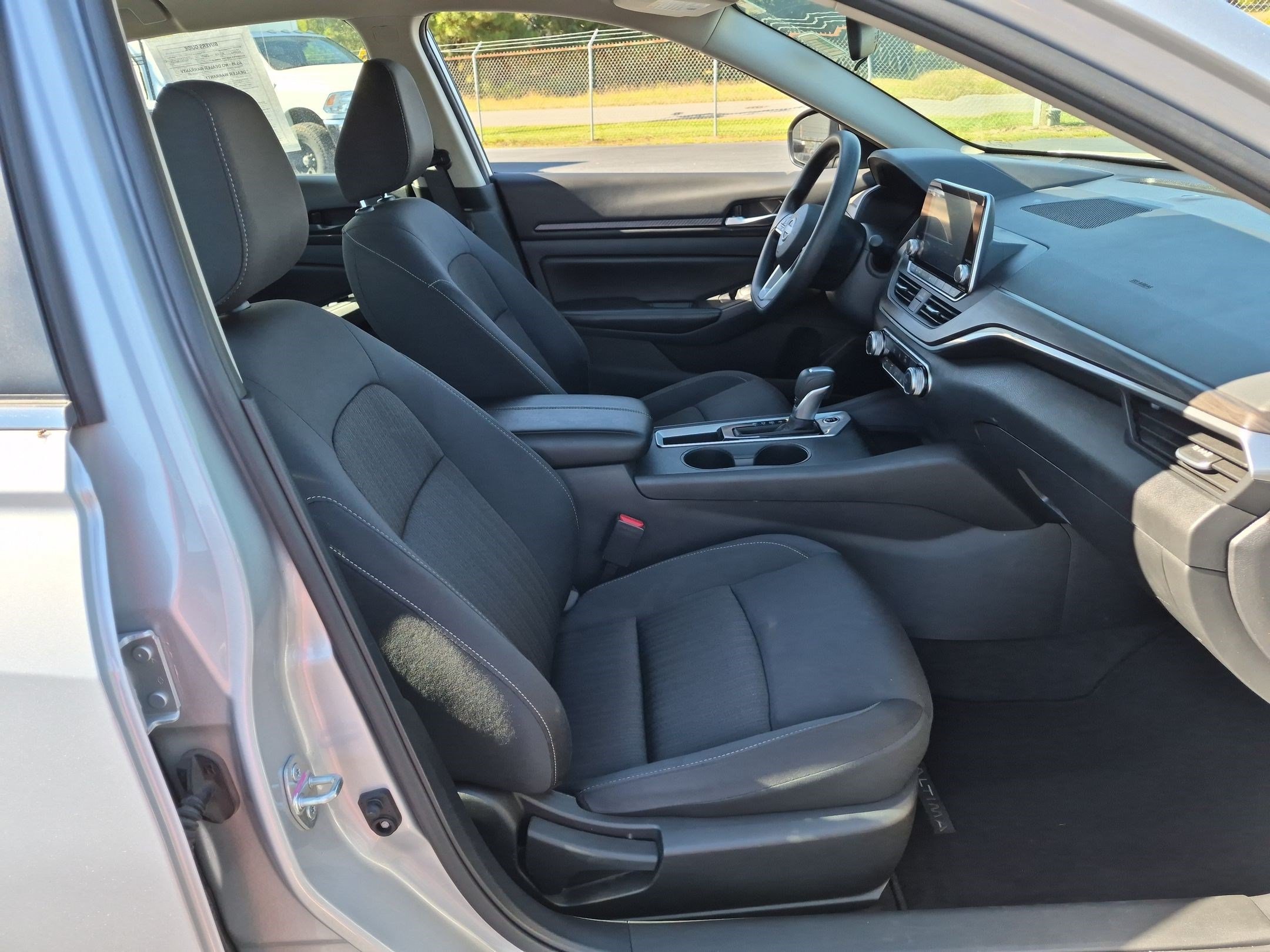 Used 2025 Nissan Altima 2.5 SV FWD image 33