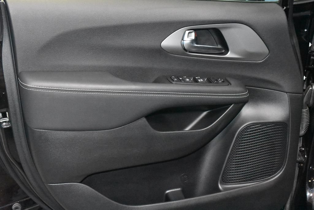 Used 2025 Chrysler Voyager LX FWD image 4