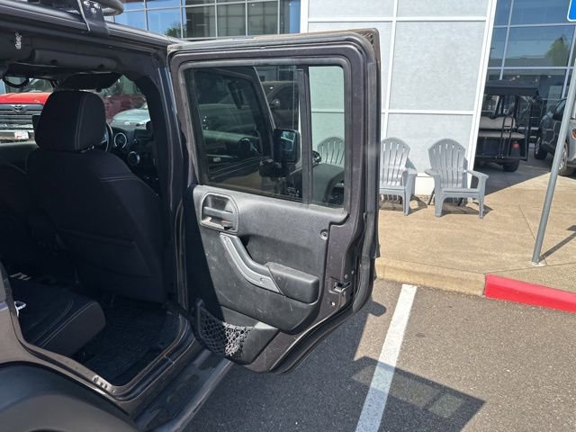 Used 2014 Jeep Wrangler Unlimited Rubicon w/ Connectivity Group AWD/4WD image 12