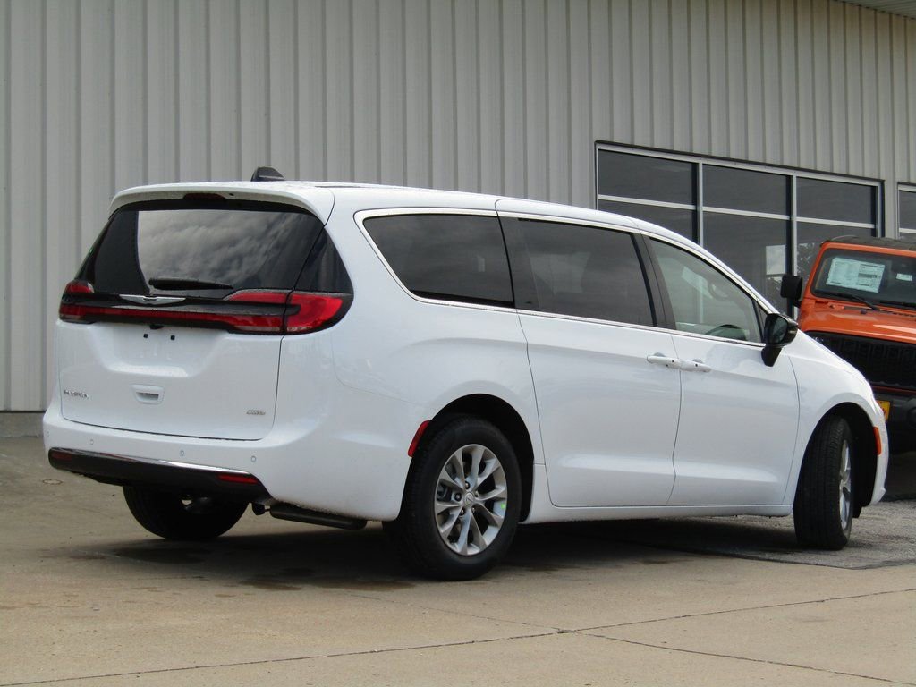 New 2026 Chrysler Pacifica Select image 3