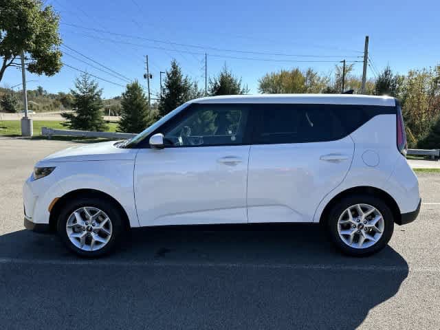 Used 2025 Kia Soul LX w/ LX Technology Package FWD image 2