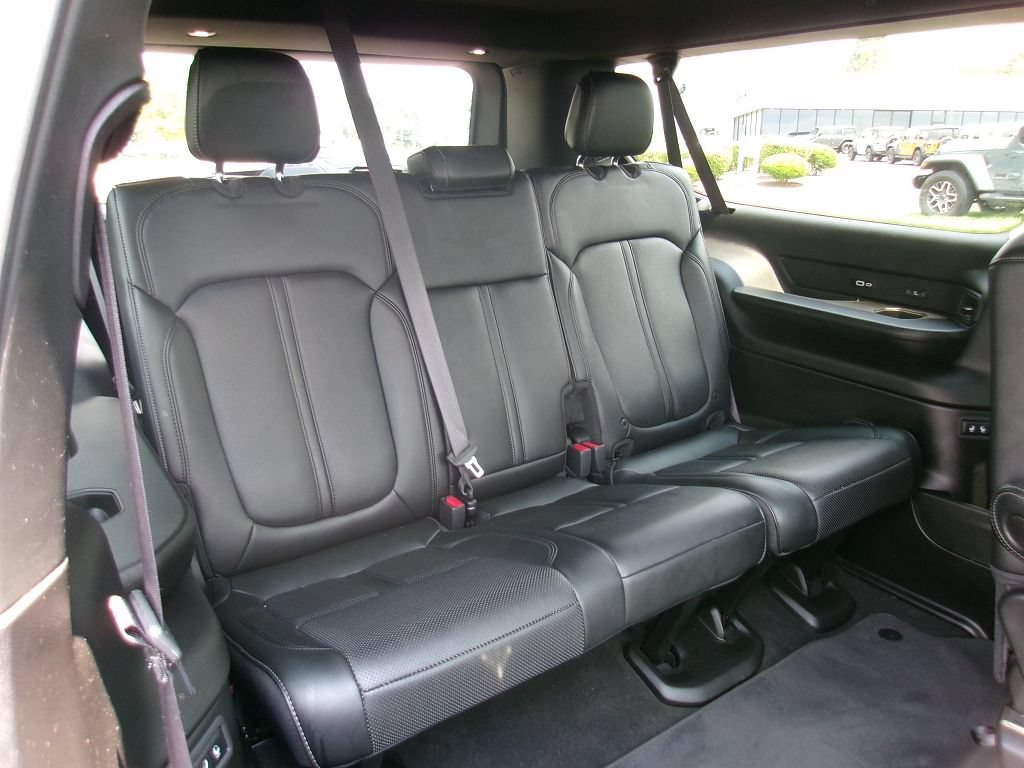 Certified 2024 Jeep Wagoneer L Series II AWD/4WD image 12