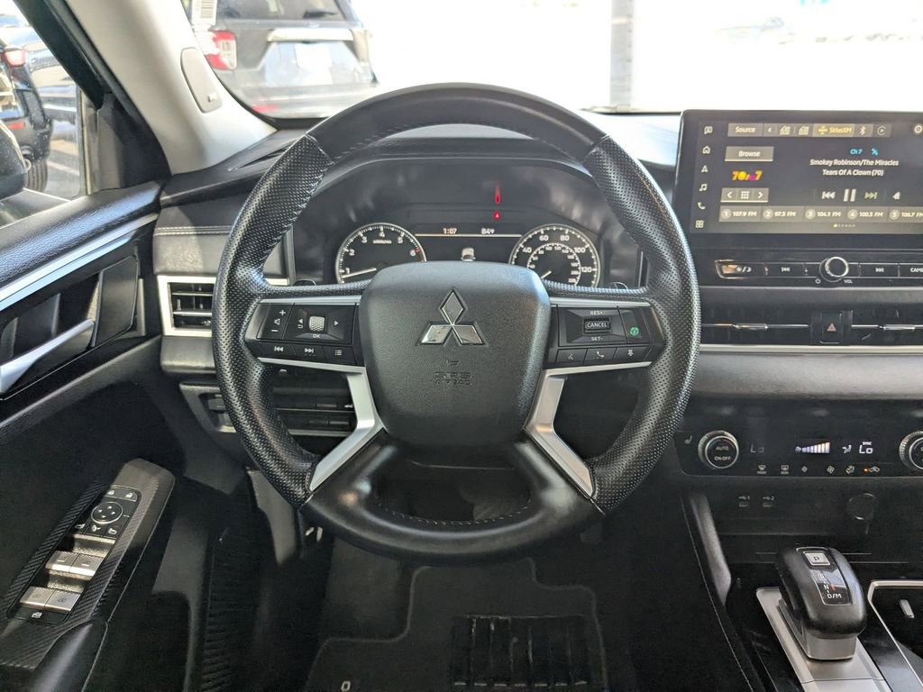 Used 2025 Mitsubishi Outlander SE image 16