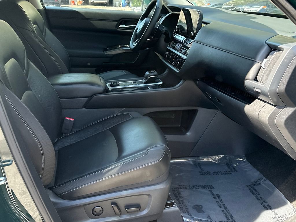 Used 2025 Nissan Pathfinder SL AWD/4WD image 12