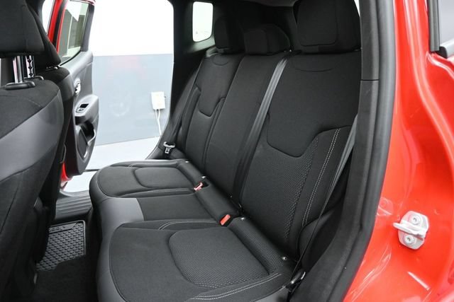 Used 2023 Jeep Renegade Latitude w/ Premium Group AWD/4WD image 15