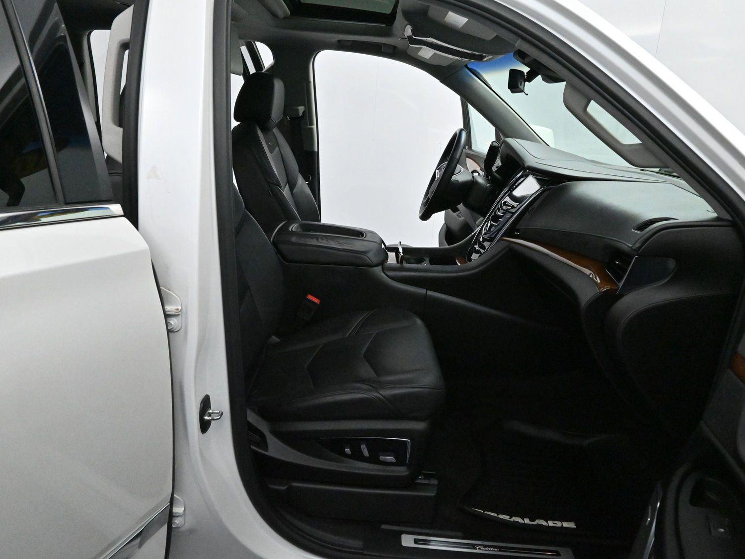 Used 2017 Cadillac Escalade ESV Luxury image 37