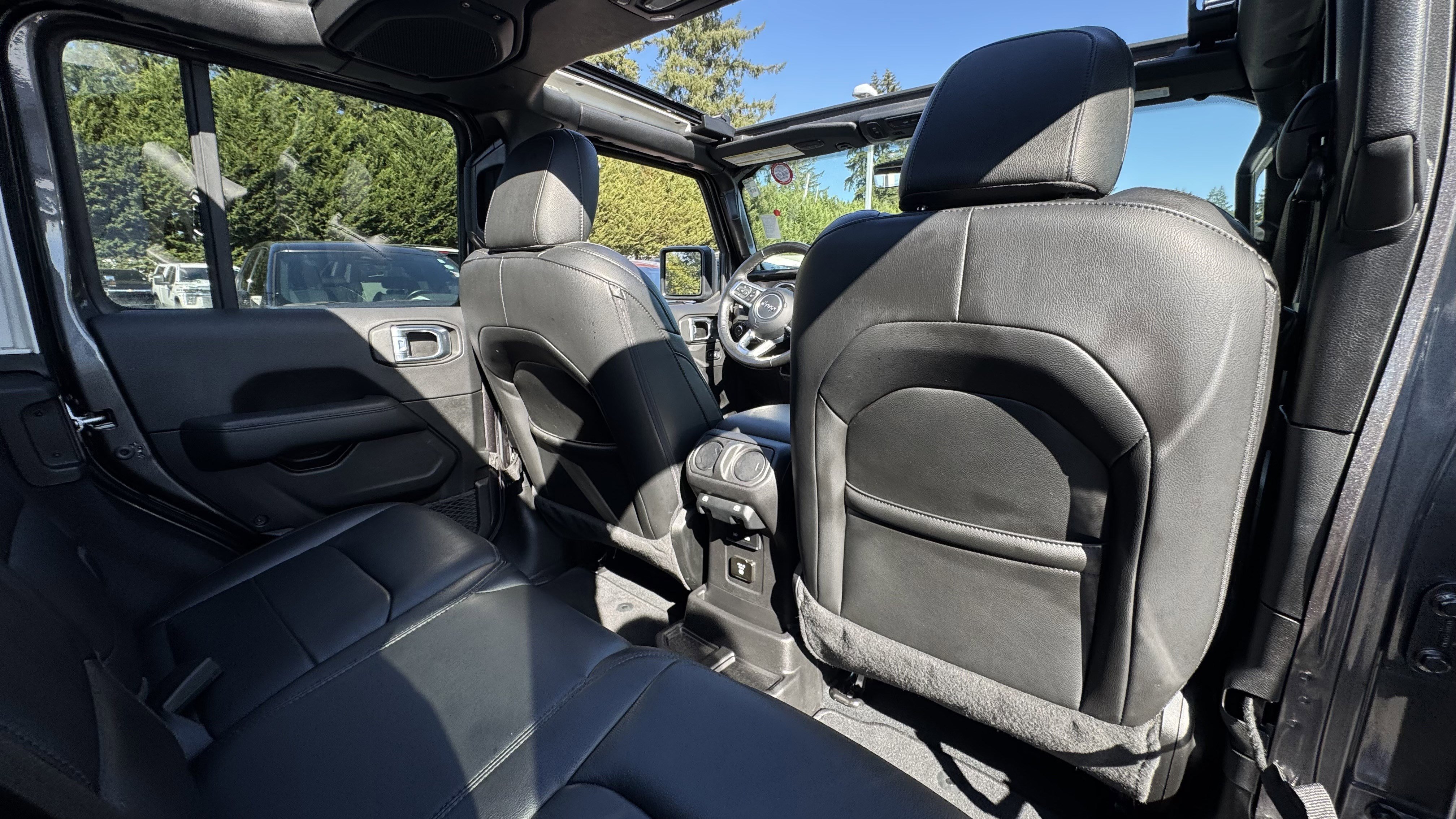 Used 2022 Jeep Wrangler Unlimited Sahara image 13