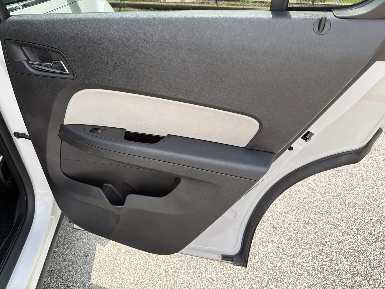 Used 2016 Chevrolet Equinox LTZ w/ Enhanced Convenience Package FWD image 16