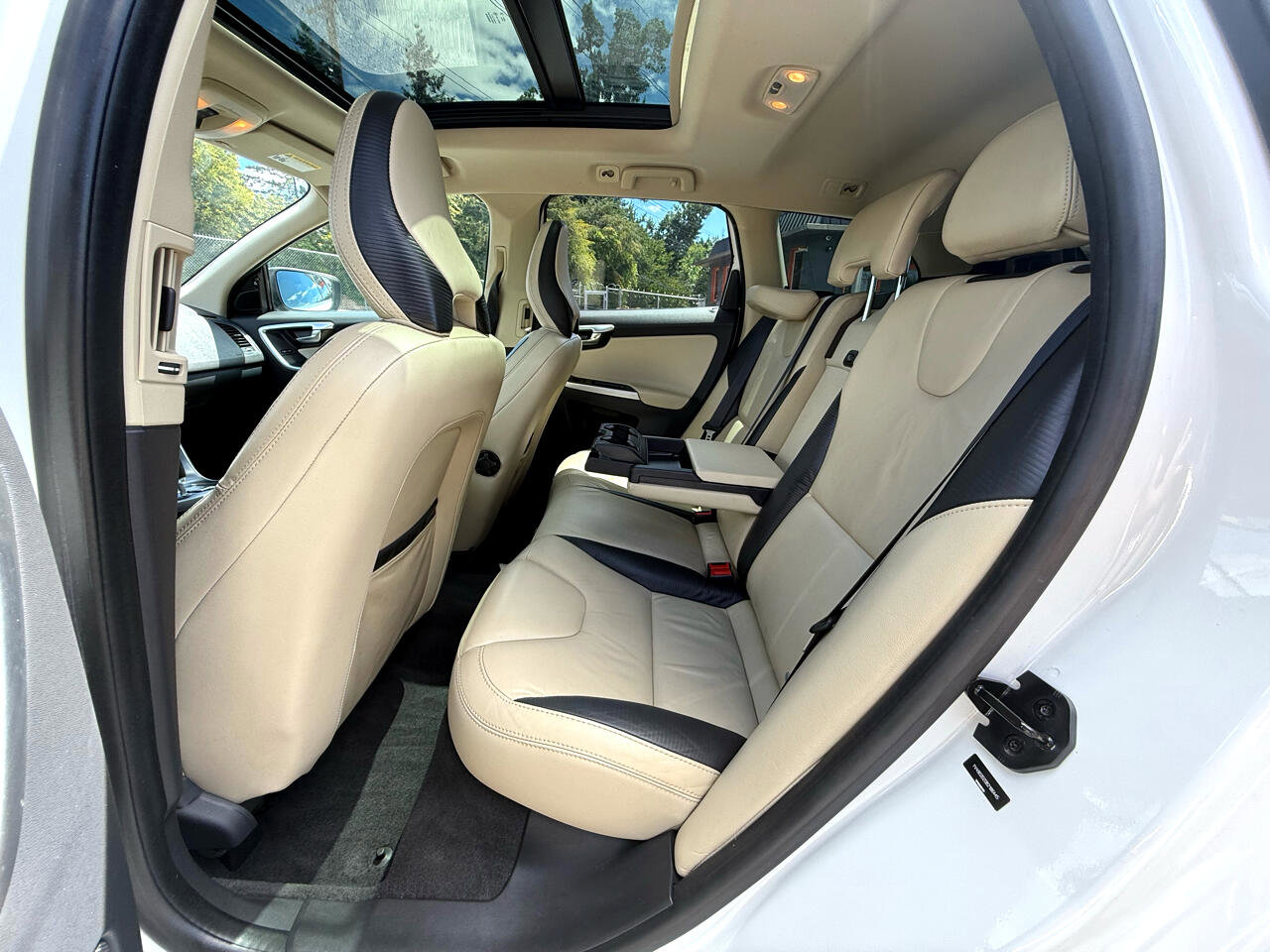 Used 2011 Volvo XC60 T6 R-Design w/ Convenience Pkg image 12