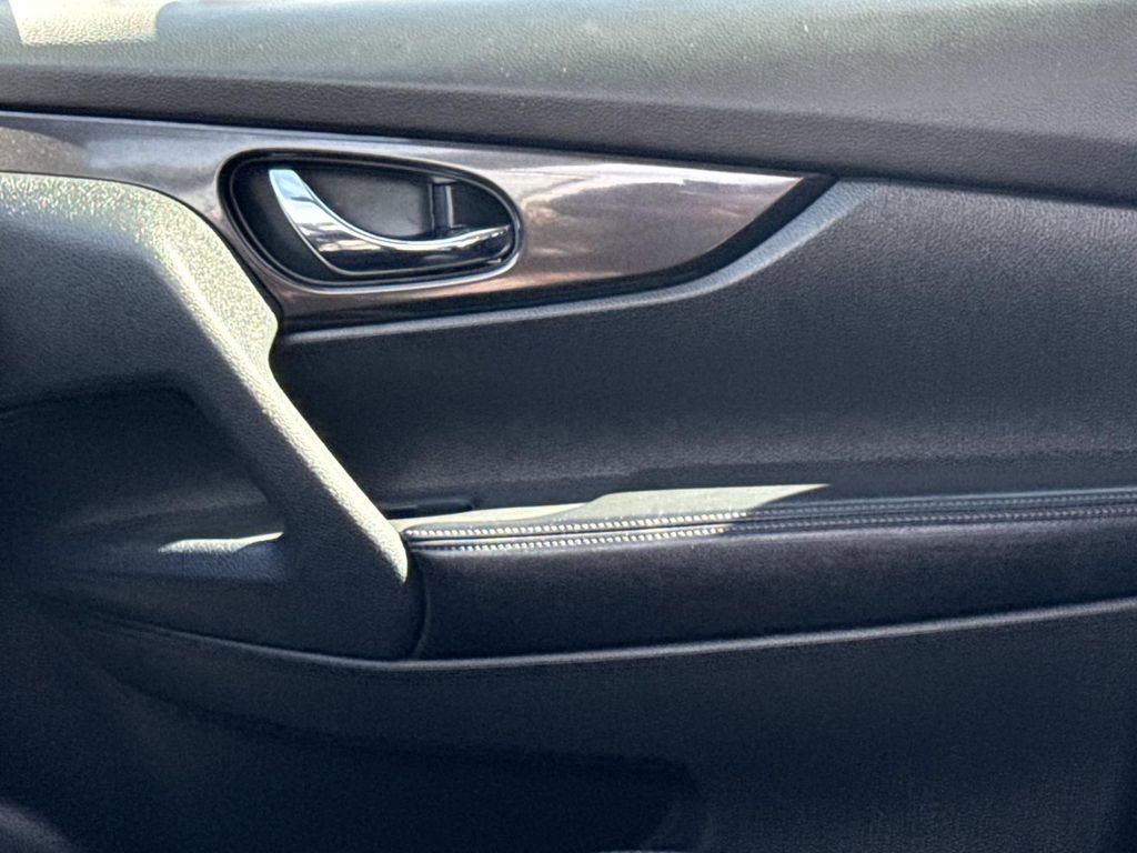 Used 2019 Nissan Rogue SV w/ Premium Package image 23