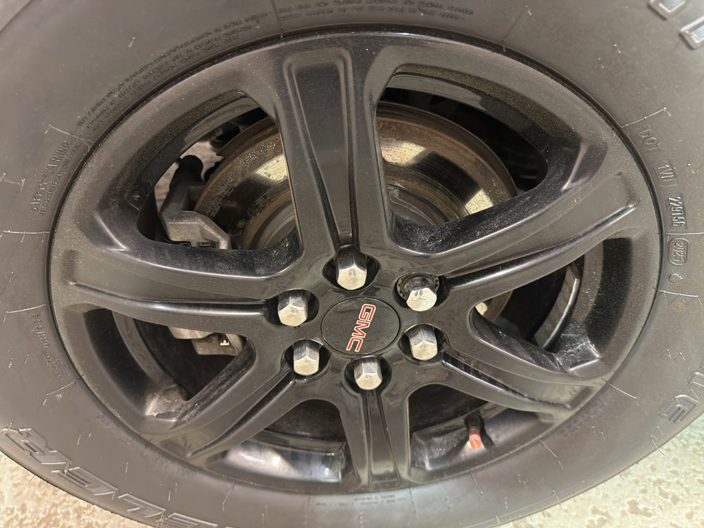Used 2022 GMC Acadia AT4 w/ Technology Package AWD/4WD image 37
