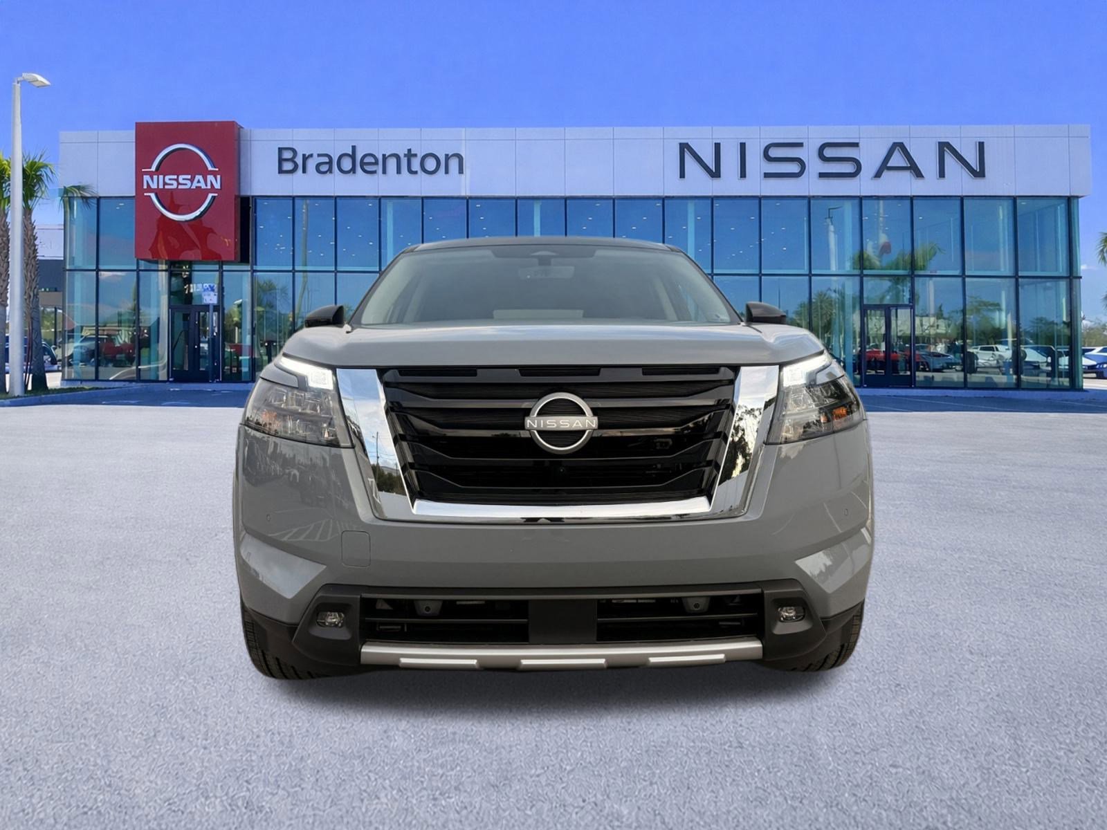 New 2025 Nissan Pathfinder Platinum image 2