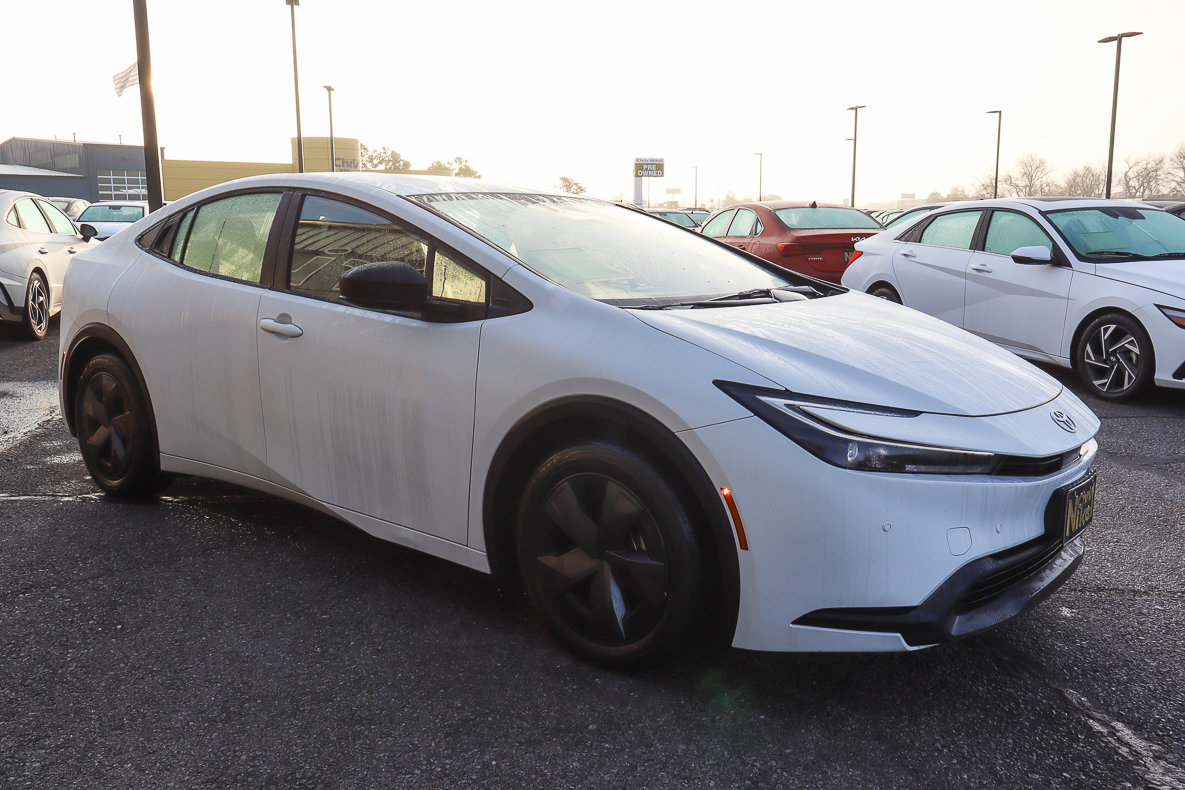 Used 2024 Toyota Prius LE image 3