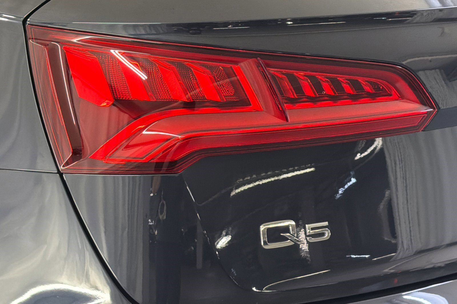 Used 2019 Audi Q5 2.0T Premium w/ Convenience Package AWD/4WD image 12