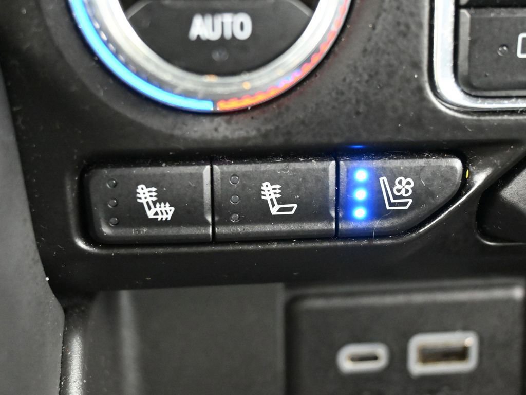 Used 2024 GMC Yukon SLT w/ SLT Luxury Package image 32