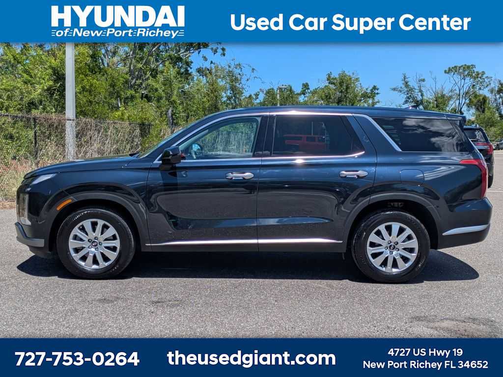Used 2025 Hyundai Palisade SE FWD image 2