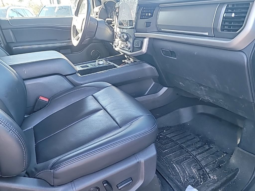Used 2024 Ford Expedition XLT image 24