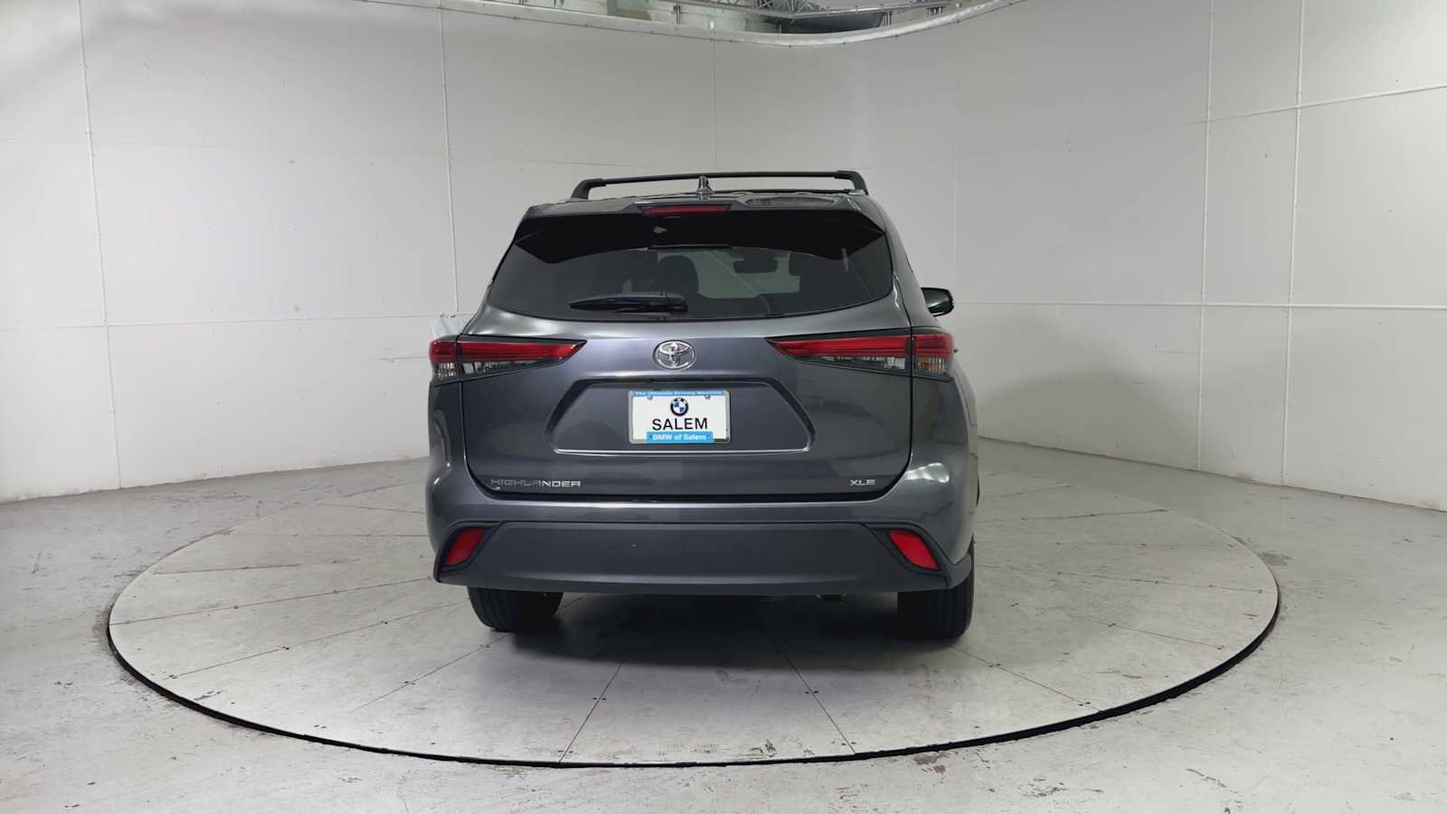 Used 2023 Toyota Highlander XLE FWD image 3