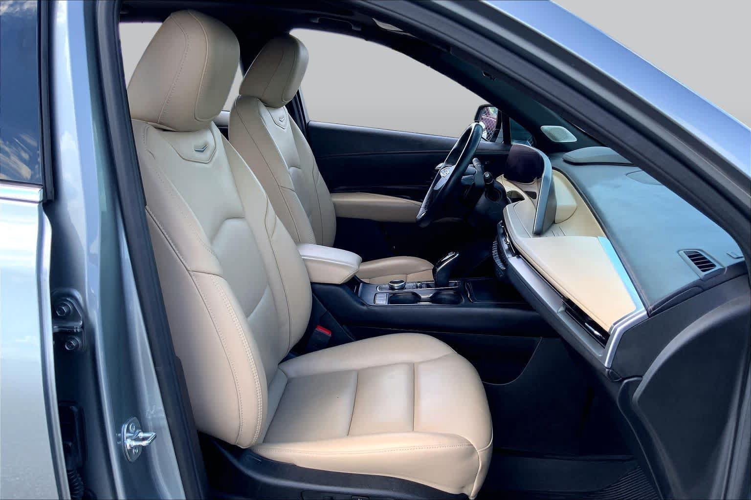 Used 2025 Cadillac XT4 Premium Luxury w/ Technology Package FWD image 9