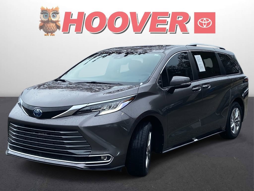 Used 2022 Toyota Sienna Limited image 6