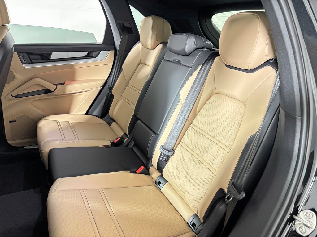 Certified 2026 Porsche Cayenne AWD/4WD image 36
