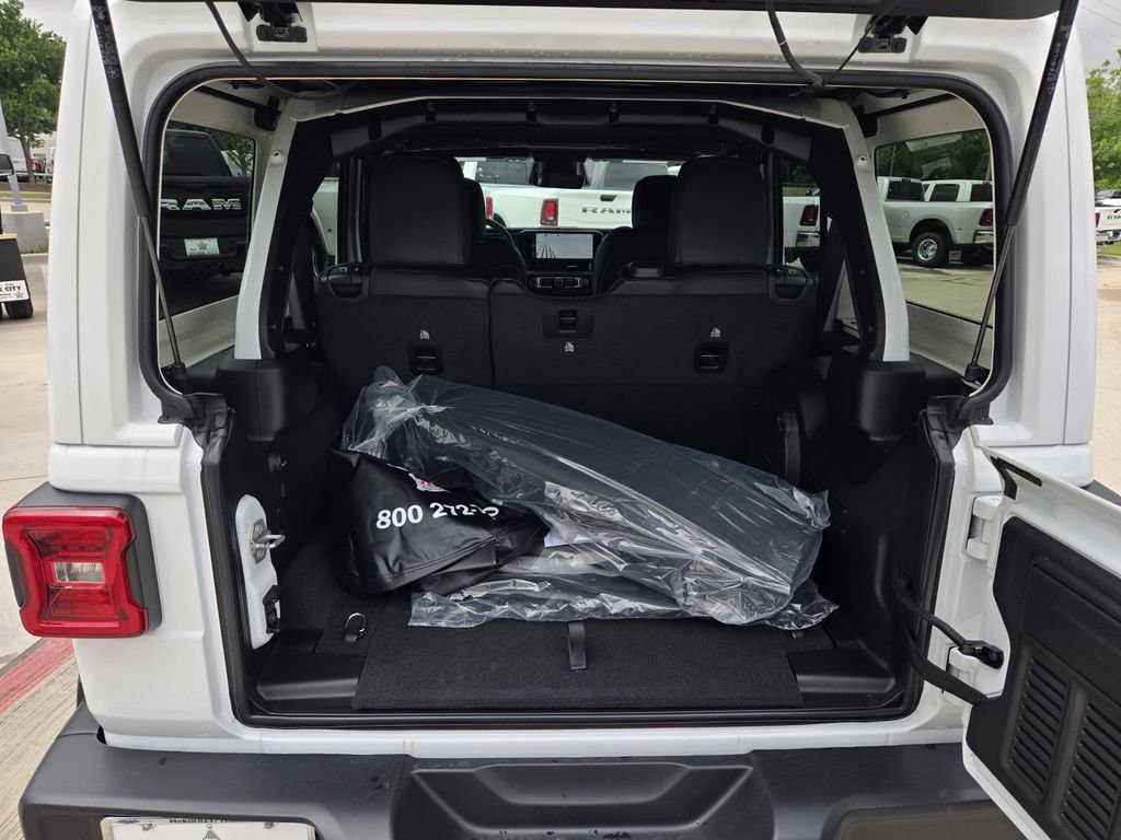 New 2026 Jeep Wrangler Unlimited Sahara AWD/4WD image 11