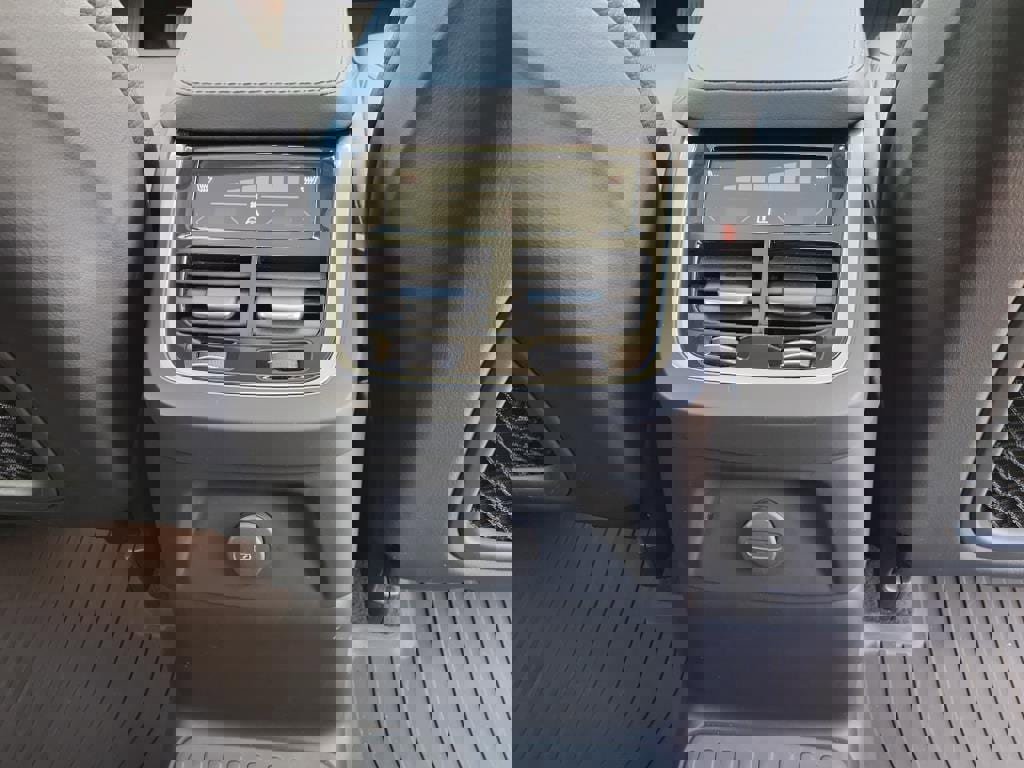 Certified 2024 Volvo XC90 T8 Plus w/ Protection Package Premier image 16