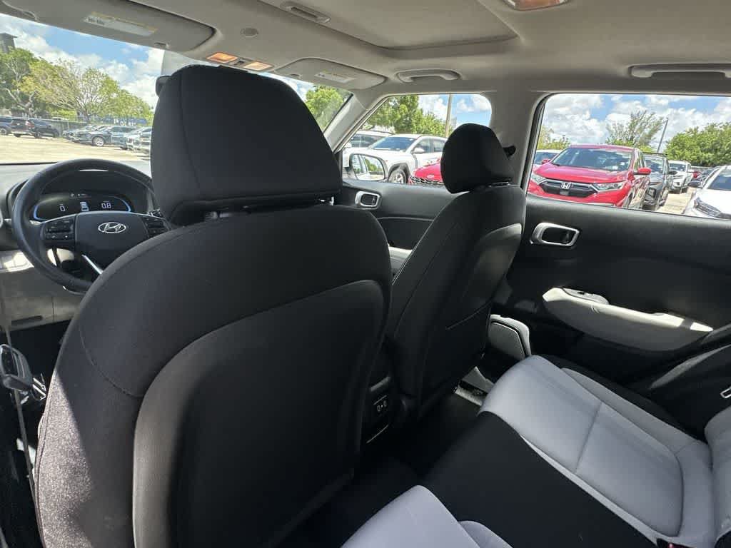 Used 2025 Hyundai Venue SEL FWD image 15