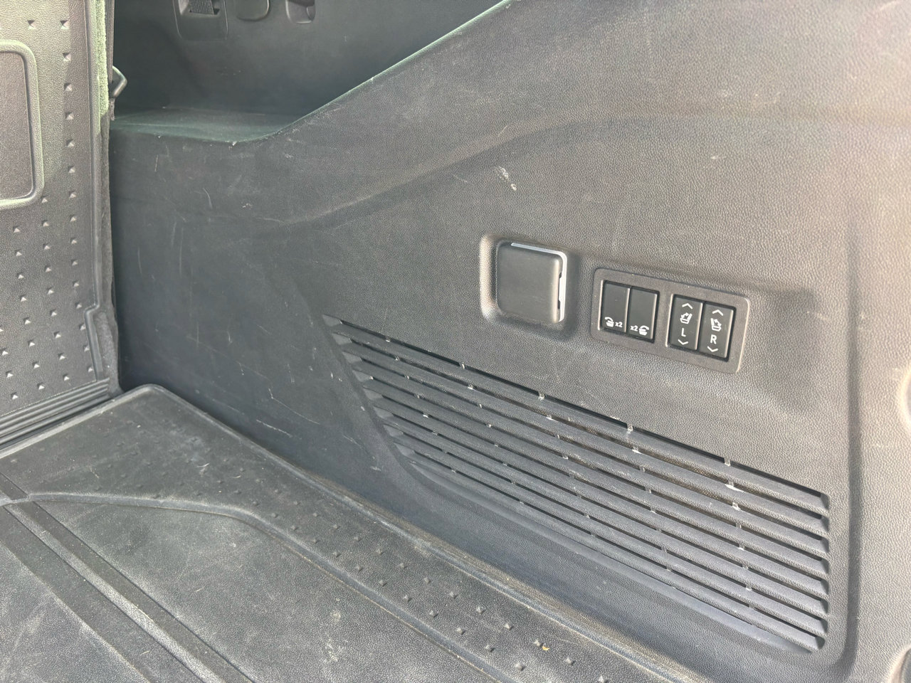 Used 2023 Chevrolet Suburban RST w/ Luxury Package image 13