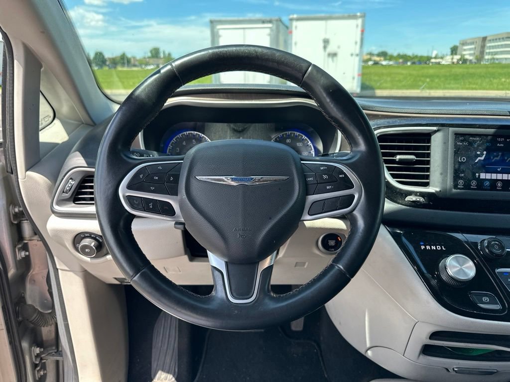 Used 2018 Chrysler Pacifica Touring-L FWD image 18