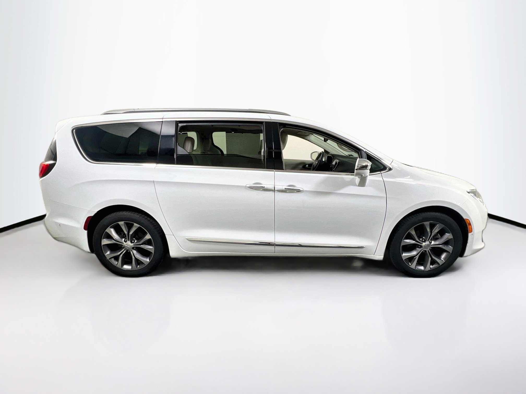 Used 2017 Chrysler Pacifica Limited w/ UConnect Theater Package FWD image 4