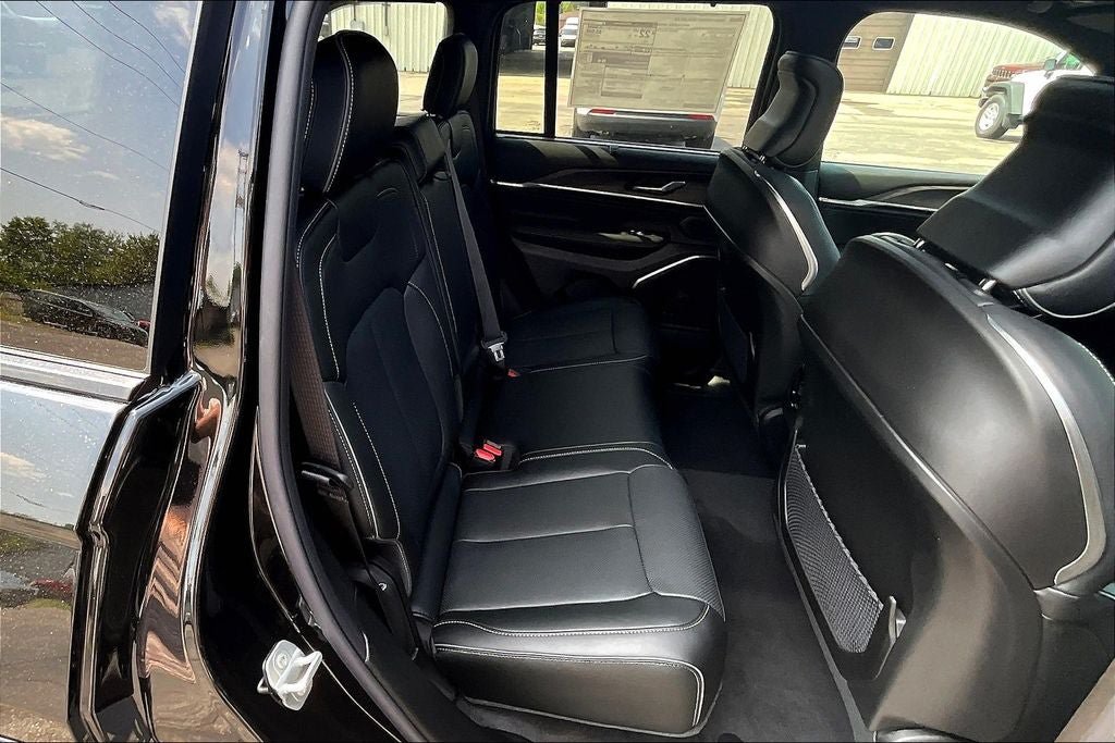 New 2025 Jeep Grand Cherokee Overland w/ Luxury Tech Group IV AWD/4WD image 9