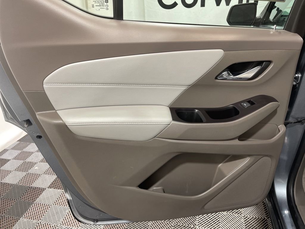 Used 2020 Chevrolet Traverse LT image 16