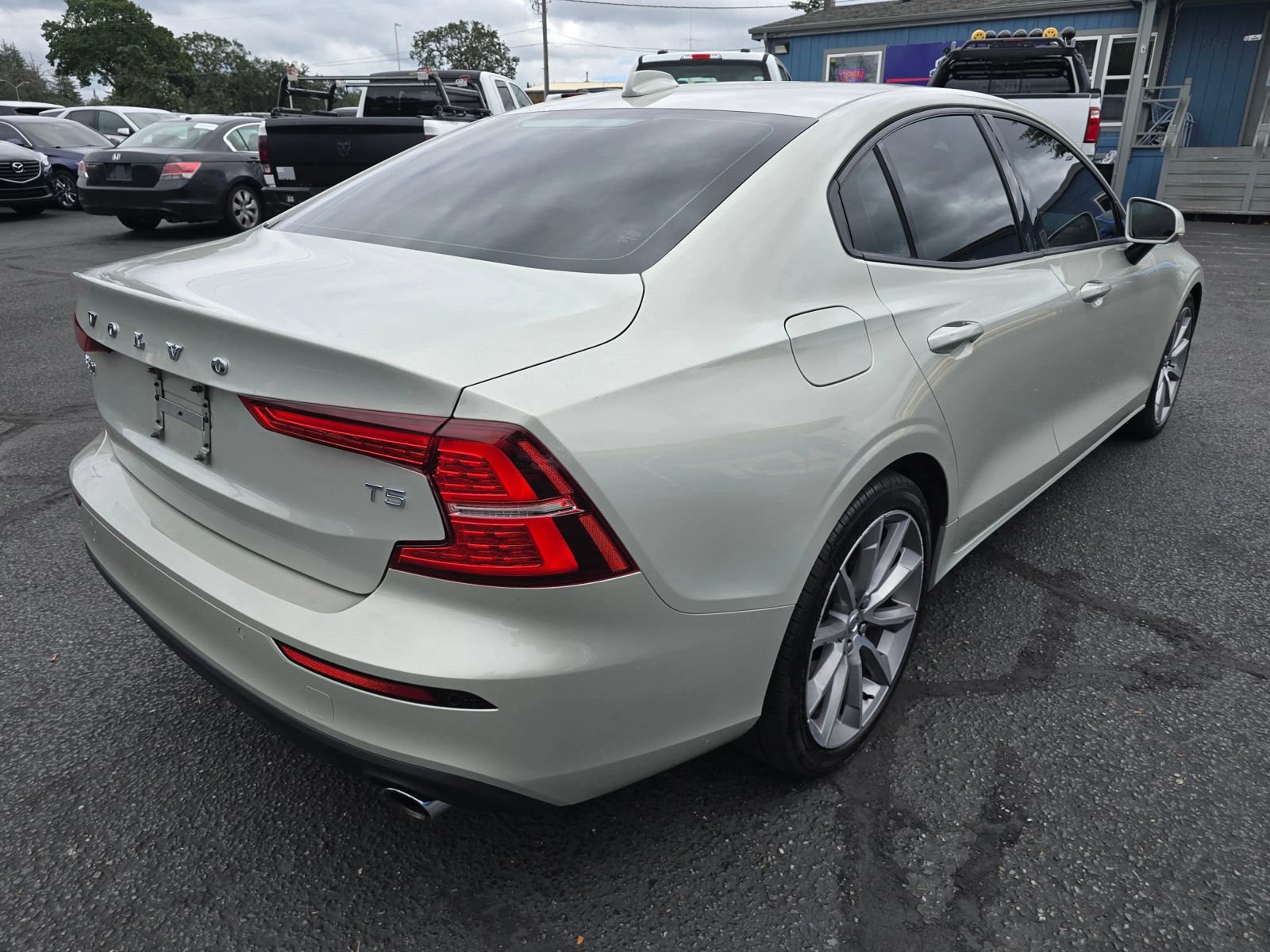 Used 2019 Volvo S60 T5 Momentum w/ Multimedia Package FWD image 5