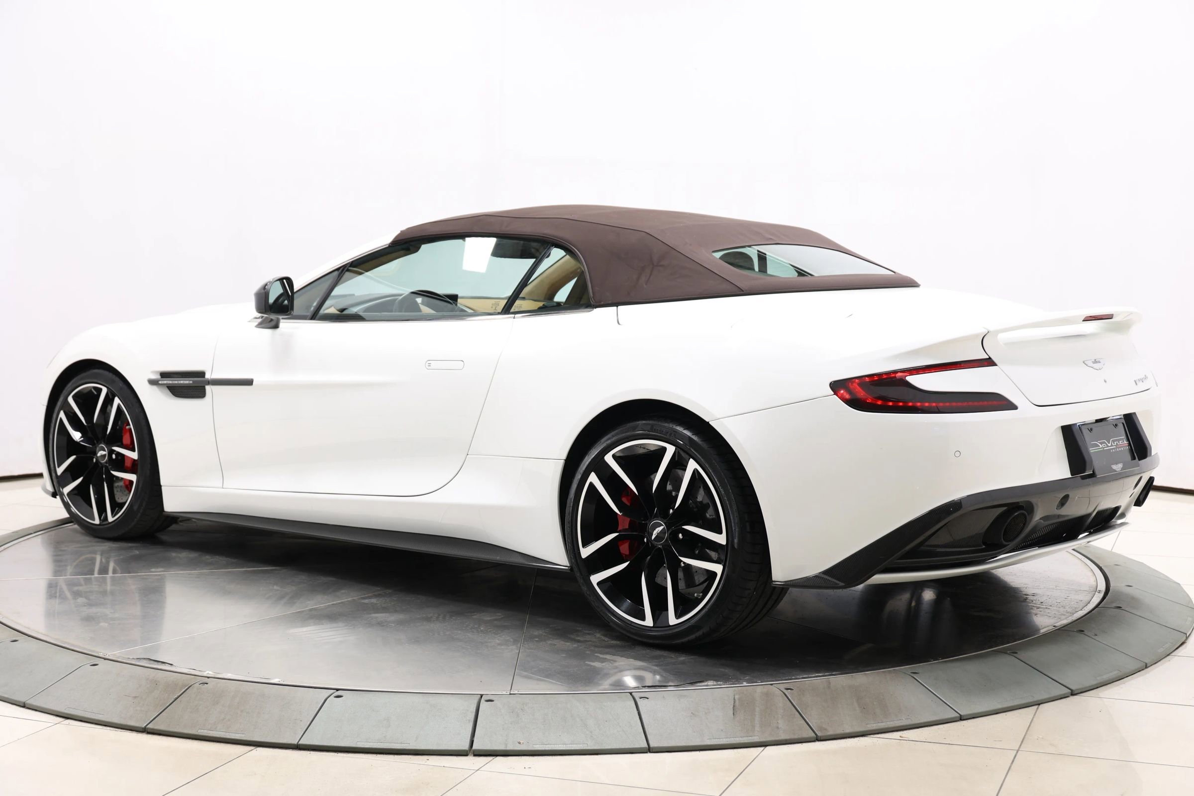 Used 2015 Aston Martin Vanquish Volante RWD image 46