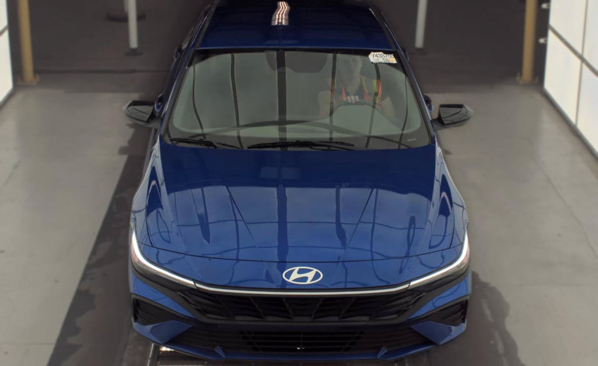 Used 2025 Hyundai Elantra Sport FWD image 2