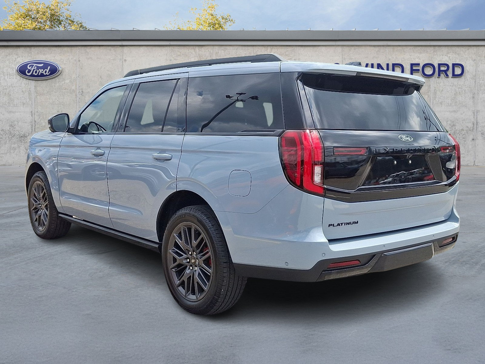 Used 2025 Ford Expedition Platinum w/ Stealth Performance Package AWD/4WD image 4