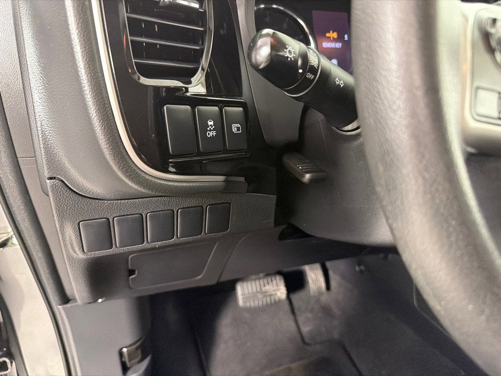 Used 2020 Mitsubishi Outlander ES FWD image 14