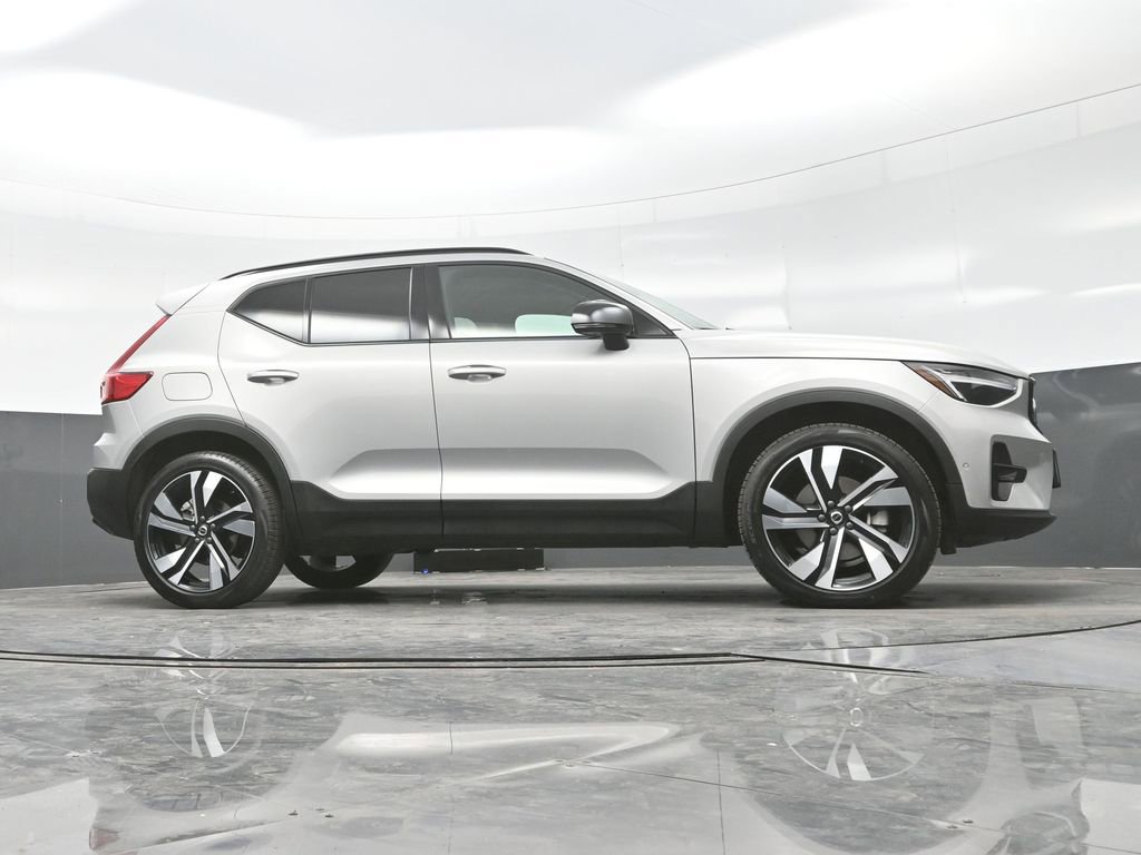 Used 2025 Volvo XC40 B5 Plus image 27