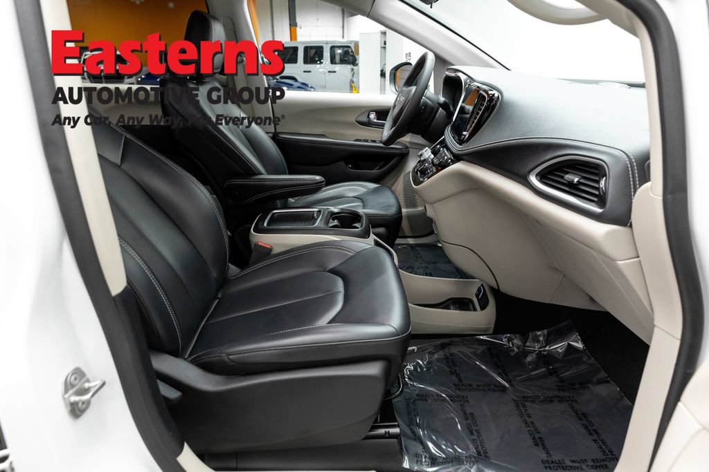 Used 2023 Chrysler Pacifica Touring-L FWD image 23