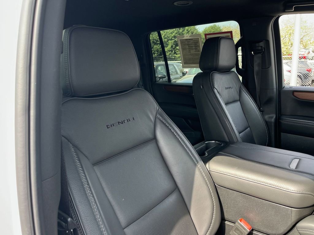 Used 2025 GMC Yukon XL Denali image 34