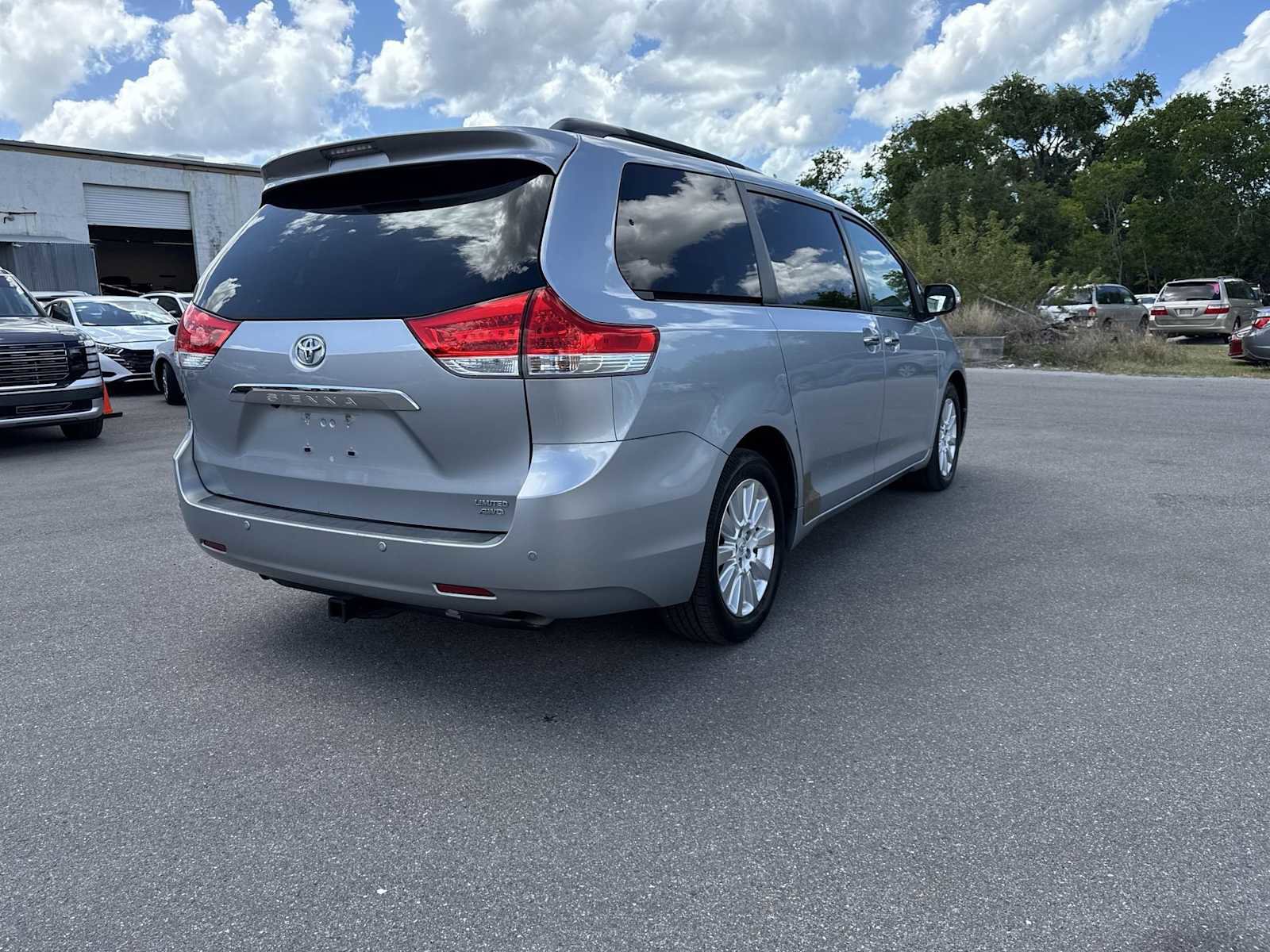 Used 2014 Toyota Sienna Limited w/ Limited Premium Package image 5