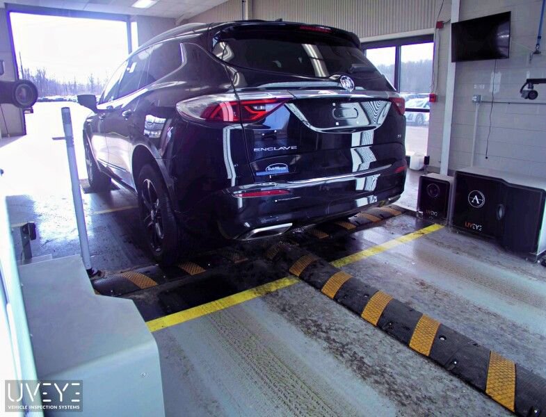 Used 2024 Buick Enclave Essence w/ Sport Touring Edition FWD image 3