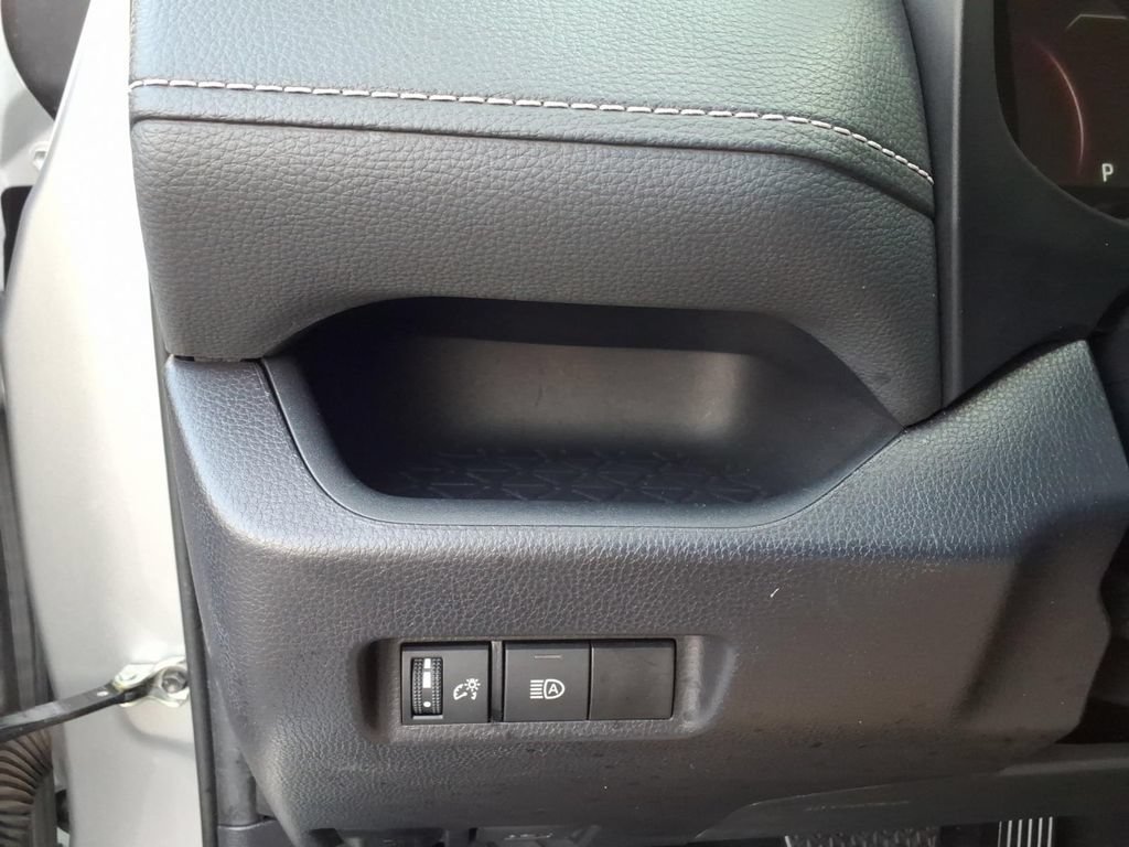 Used 2025 Toyota RAV4 XLE FWD image 27